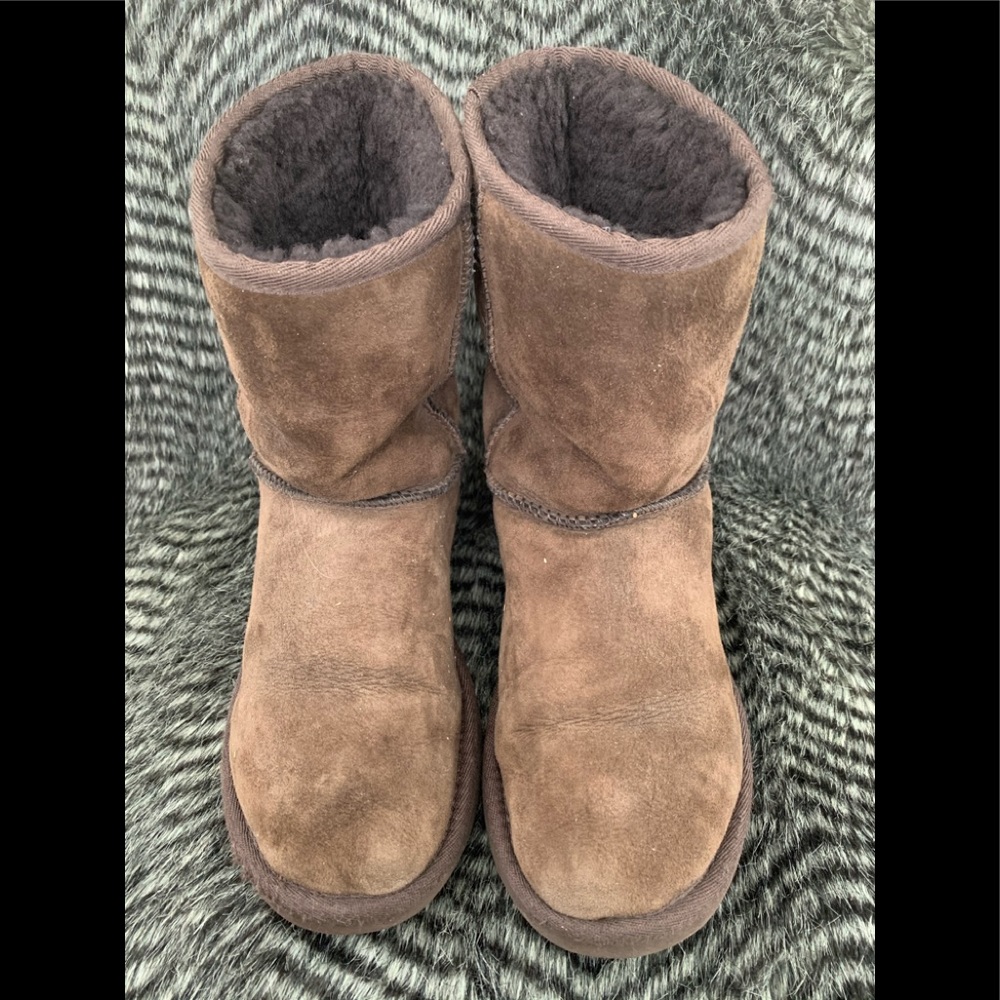 UGG CLASSIC SHORT BOOT SIZE w 7 Chocolate Brown